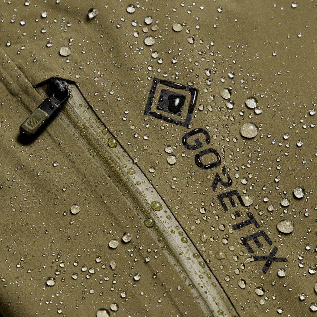 [ak] Hover GORE‑TEX C-Knit 3L Stretch Jacket - Dried Moss